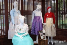 [포토]이게 바로 한복의 멋 - 아시아경제 [포토]이게 바로 한복의 멋  - 아시아경제