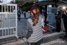 [포토]수능시험장 앞 풍경 - 아시아경제