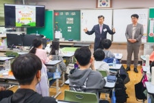 김태우 서울 강서구청장, 식목일 주민들과 나무 심어 - 아시아경제 김태우 서울 강서구청장, 식목일 주민들과 나무 심어  - 아시아경제