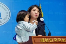 용혜인, 두살배기 아들 안고 기자회견 