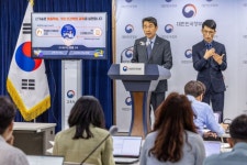 2025년부터 AI 디지털교과서 도입…2028년에는 전과목 활용 - 아시아경제