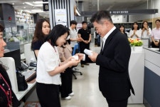 이필형 동대문구청장, 종합민원실 연장 근무 직원 격려