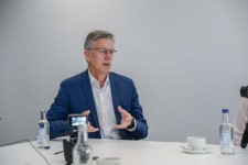 ‘태양광에 식물벽, 꿀벌까지’…벤틀리 공장은 이미 탄소중립 - 아시아경제