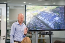 ‘태양광에 식물벽, 꿀벌까지’…벤틀리 공장은 이미 탄소중립 - 아시아경제