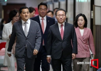 [포토] 원내대책회의 향하는 윤재옥 원내대표 - 아시아경제 [포토] 원내대책회의 향하는 윤재옥 원내대표