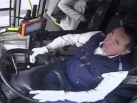 카드 두고 온 승객에게 그냥 타시라…며칠 후 기사가 받은 깜짝 선물 - 아시아경제