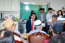 박준희 관악구청장 여름 경로당 110개소 방문 - 아시아경제 박준희 관악구청장 여름 경로당 110개소 방문   - 아시아경제