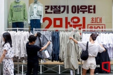[포토]간절기 옷 할인 판매하는 의류매장 - 아시아경제