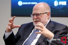 피터슨연구소장 美 2025년까지 고금리…韓 이민받고 여성참여 늘려야[이슈 인터뷰] - 아시아경제