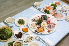 회 못 먹는 아들 생일에 횟집 간 어른들…탕수육 배달 시킬게요 - 아시아경제