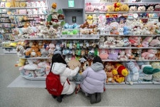 포카용품·인형·먹거리까지…아이들의 플렉스 천국 - 아시아경제