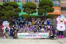 이필형 동대문구청장 홍파초 아이들과 통학로 꽃심기 - 아시아경제