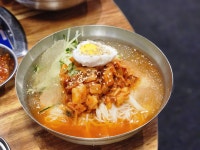 무쇠김치삼겹 신사점 - 신사 김치삼겹살, 김치전골 맛집 - 다이닝코드