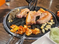 더도이 축산직영점 신촌점 - 신촌 삼겹살, 숙성생삼겹 맛집 - 다이닝코드