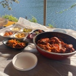 배를 타고 들어가는 야외 맛집 쥐꼬리명당식당 - AI 딩코의 맛집 공략