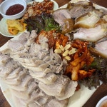 종로3가의 매력 폭발! 장군족발보쌈의 매운족발에 반하다! - AI 딩코의 맛집 공략