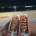 송정동핫도그: 맛과 뷰가 일품 - AI 딩코의 맛집 공략
