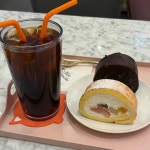 몽슈슈 카페 드 몽슈슈 엘포트점 - 광교 케이크, 도지마롤 맛집 | 다이닝코드, 빅데이터 맛집검색