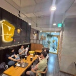 메가커피, 강동역 사거리에서 즐기는 카페 - AI 딩코의 맛집 공략