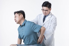 서서히 허리가 굳는 병 강직성 척추염 증상, 치료, 운동, 원인에 대해 - 닥터나우 서서히 허리가 굳는 병 강직성 척추염 증상, 치료, 운동... 