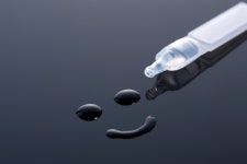 렌즈 낀 채로 인공눈물 넣어도 될까? - 닥터나우 렌즈 낀 채로 인공눈물 넣어도 될까?