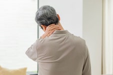 허리부터 다리까지 찌릿한 좌골신경통, 증상부터 원인과 치료법까지 - 닥터나우  허리부터 다리까지 찌릿한 좌골신경통, 증상부터 원인과... 