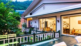 오색로뎀나무아래