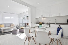 시체스 그룹 블루 앤드 화이트 | 2023년 최신 가격 | 호텔 | 스카이스캐너