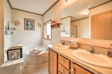 Warm and Inviting Family Home - 2 Mi to Golf Course! | 2023년 최신 가격 | 호텔 | 스카이스캐너