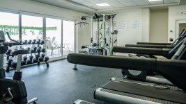 홀리데이 인 익스프레스 & 스위트 셀라야 - 스카이스캐너 호텔