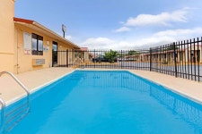 나이츠 인 카터빌 - 스카이스캐너 호텔