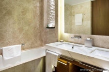 힐튼 키이브  - 스카이스캐너 호텔