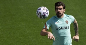 England star tells team-mates his desire to make Man Utd move happen - Flipboard