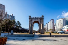 독립문과 인왕산 | 서울연구데이터서비스