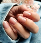 Diseños de uñas sencillos para hacer en casa; esmalte nude con glitter | nails 그리고 Nude