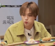 his cheeks,, i wanna squeeze | kpop, boys 그리고 lq