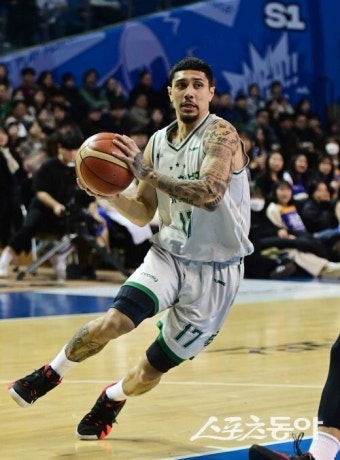 아시아쿼터 선수로는 첫 MVP 수상에 다가서는 DB 이선 알바노｜스포츠동아 아시아쿼터 선수로는 첫 MVP 수상에 다가서는 DB 이선 알바노