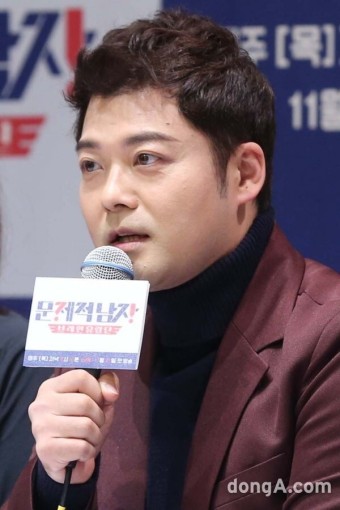 [동아포토]전현무 ＂열애 질문 감사해＂｜스포츠동아 [동아포토]전현무 ＂열애 질문 감사해＂