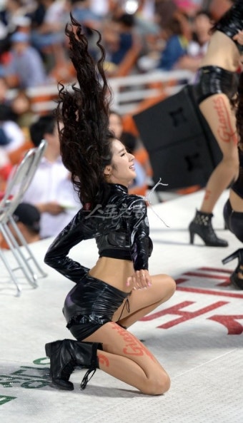[포토] 롯데 치어리더 박기량, 춤추는 와중에도 ‘여신 미소’｜동아일보 [포토] 롯데 치어리더 박기량, 춤추는 와중에도 ‘여신 미소’