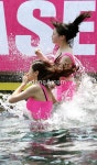 [SD포토] ‘걸스데이 수영장’ 소진-유라, 화끈한 동반 입수!｜동아일보 [SD포토] ‘걸스데이 수영장’ 소진-유라, 화끈한 동반 입수!