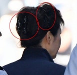 ‘재판 출석’ 박근혜 전 대통령, ‘올림머리’ 집게핀 어떻게 구했을까?｜동아일보 ‘재판 출석’ 박근혜 전 대통령, ‘올림머리’ 집게핀... 