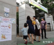 “엄마, 우리 유치원엔 언제 가?” 낯선 초등교로 불안한 등원｜동아일보 “엄마, 우리 유치원엔 언제 가?” 낯선 초등교로 불안한 등원