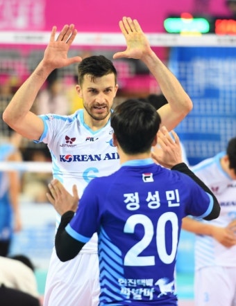 대한항공 강서브, 삼성화재 울렸다…4연승+선두 도약｜동아일보 대한항공 강서브, 삼성화재 울렸다…4연승+선두 도약