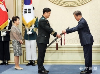 [청계천 옆 사진관] 文대통령 “삼정검 속에 더 강한 힘”｜동아일보 [청계천 옆 사진관] 文대통령 “삼정검 속에 더 강한 힘”