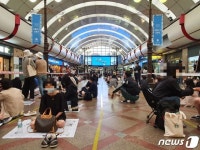 대전 ‘북새통’｜동아일보 “반차 내고 새벽 4시부터, 돗자리까지 등장”…롯데百 명품 대전 ‘북새통’