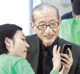 [IT애정남] 어르신용 스마트폰 선택과 활용, 이렇게 돕자｜동아일보 [IT애정남] 어르신용 스마트폰 선택과 활용, 이렇게 돕자
