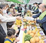 “맛있는 배 드시면 건강 두배, 행복 두배”｜동아일보 “맛있는 배 드시면 건강 두배, 행복 두배”