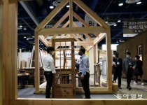 도마에서 정자까지 목재의 모든 것…목재산업박람회 열려[청계천 옆 사진관]｜동아일보 도마에서 정자까지 목재의 모든 것…목재산업박람회... 