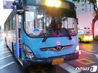 새벽 부산서 버스와 불법유턴 택시 충돌…7명 부상｜동아일보 새벽 부산서 버스와 불법유턴 택시 충돌…7명 부상