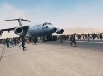 총성-비명 가득한 카불 공항…달리는 비행기에 매달려 탈출 시도｜동아일보 총성-비명 가득한 카불 공항…달리는 비행기에 매달려 탈출 시도